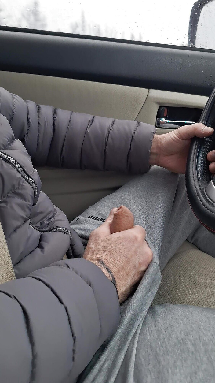 Sleeplovers: Si masturba in macchina