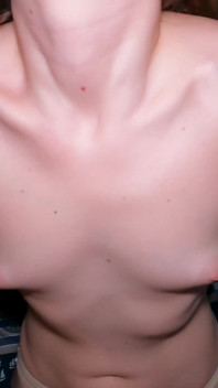 Una ragazza con le tette piccole ha fatto un pompino