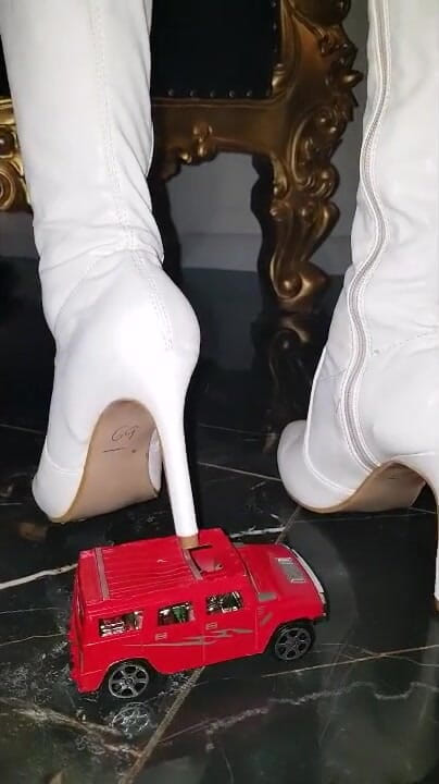 Katya FWorld: Katia white çizme kırmızı mini araba ezme