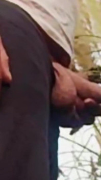 Băiatul înregistrează în timp ce se pișă