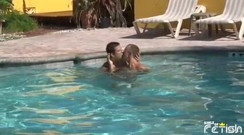Gay Diaries: Geiler typ nimmt ein bad im pool und lutscht mit...