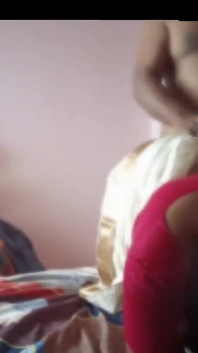 Sexy Boudi visaakaa in camicetta rosa e sesso a pecorina bianco Saree