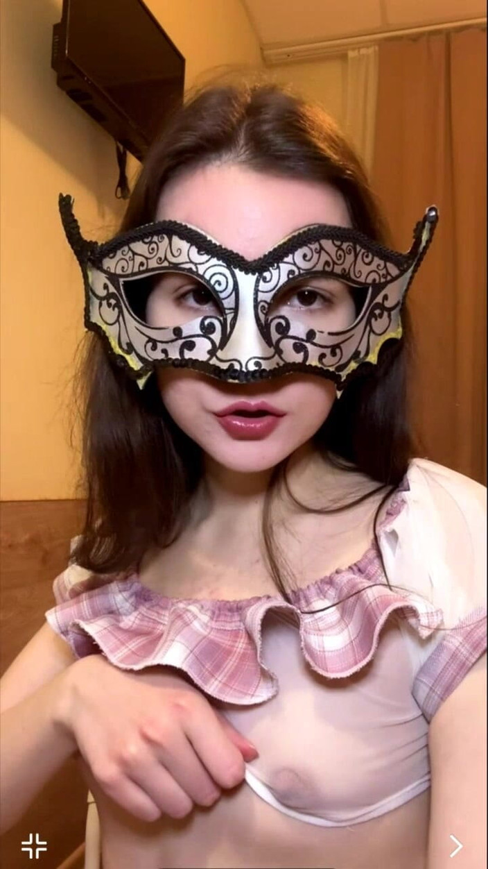 JuliaVeil: Liż Moje Małe Cycki! a Ja Wyssę Ci Fiuta! Rosyjskie...