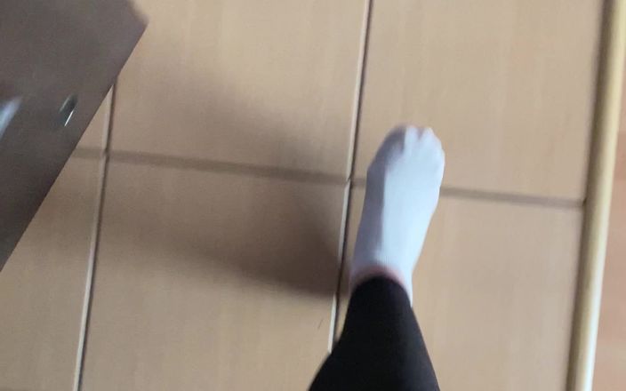 Feet: 白い靴下を履いて歩く