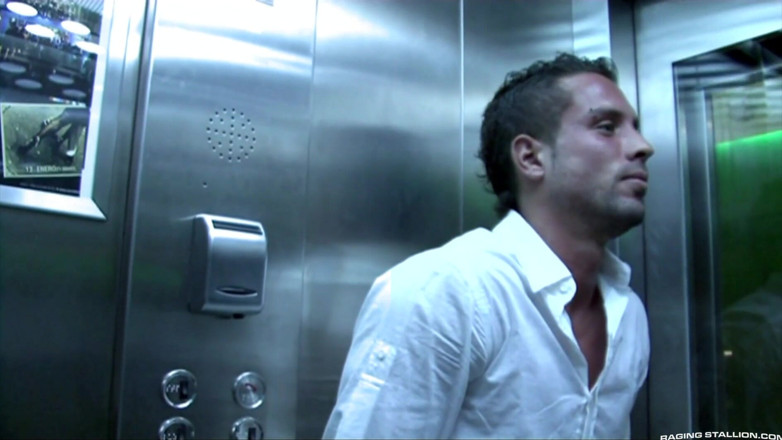 Raging Stallion: Anoche