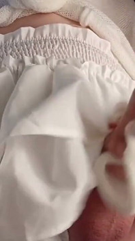 Trans dívka vytáhla ptáka zpod bílé sukně a udělala se