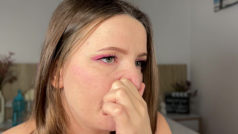 Mary Jay: Ngứa mũi của tôi đang khiến tôi phát điên. Chọn nó trên...