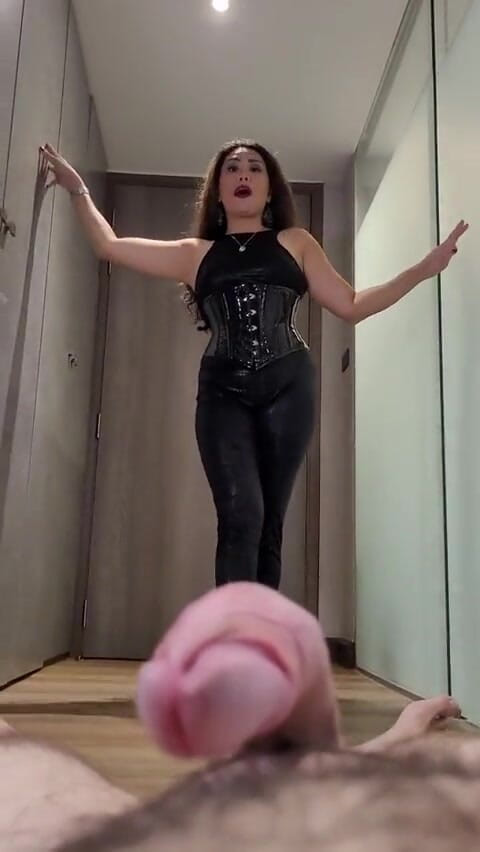 DominaFireOfficial: 도미나파이어에게 짓밟히는 POV 자지