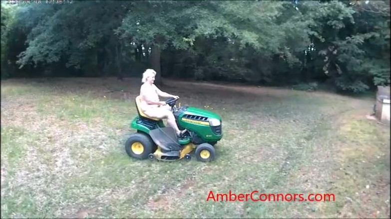 Amber Connors: ヌード芝刈り機