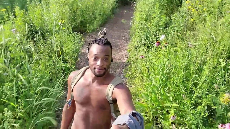 Kennie Jai: Kennie Jai går i parken vid floden cumpletely naken!