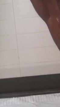 Tanga bikinili zenci Marie Star siyah götünü ve göğüslerini yağlıyor