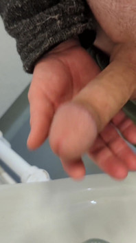 Öffentliche urinal-masturbation