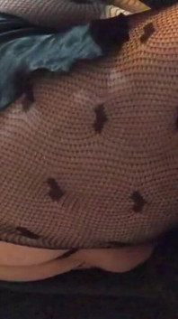 Griechische sexy schlampe spielt mit strumpfhosen und großem dildo in ihr und schreit anal zum orgasmus