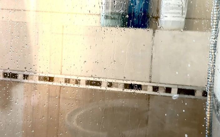 Bzik23: Yatak odasında duş zamanı hangi pencerede ve mastürbasyon