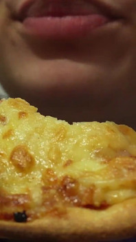 Makan Malam Pizza Gergasi Mengambil Lelaki Kecil Giliran Liar Menjadi Topping