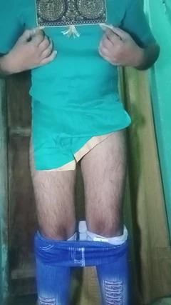 Indio gay crossdresser Gaurisissy en traje de salwar azul presionando sus tetas y dedeándose en su culo