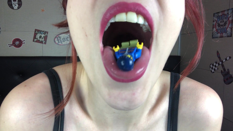 Candystart Videos: Giganta comiendo fetiche