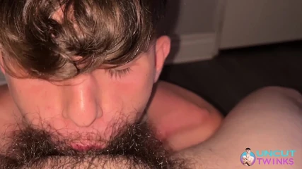 Dl latina-gangster fickt weißen, unbeschnittenen twink ohne gummi