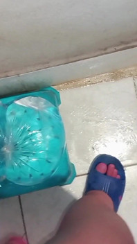 Normal Bir Banyo Olarak Başlayan Şey Yoğun Bir Özel Bakış açısı Deneyimine Dönüştü El Yapımı Oyuncak Seansı