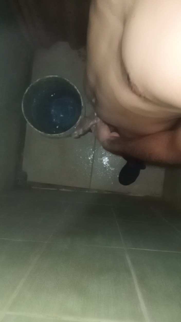 Cute boy jerks off: Lelaki pancut mani membawanya mandi untuk melancap