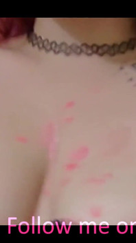 Vosková hra s prsy a kouření celé video