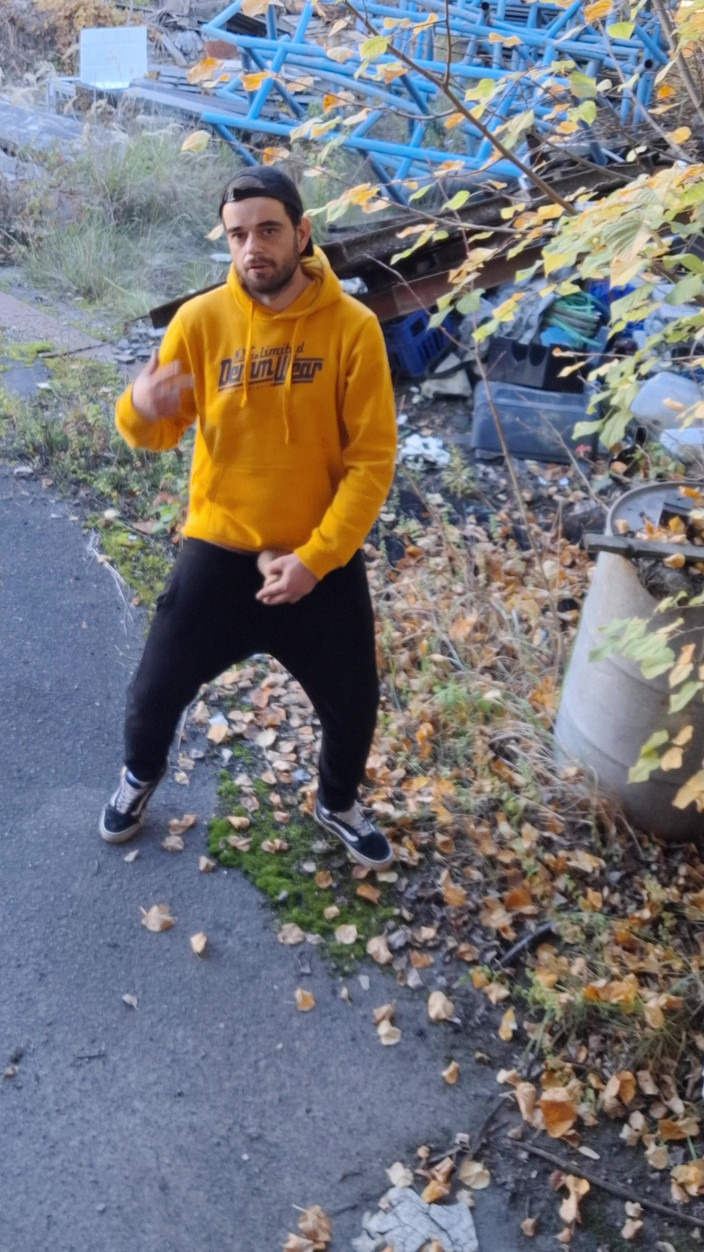 jerkofflover: Masturbujem V Opustenej Fabrike Vonku V Exteriéri a Vo Vnútri...