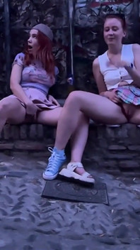 Compilation di pisciate lesbiche amatoriali all'aperto in città vecchia