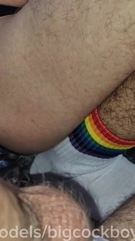 Alto homem gay geme e grita de orgasmo em porra