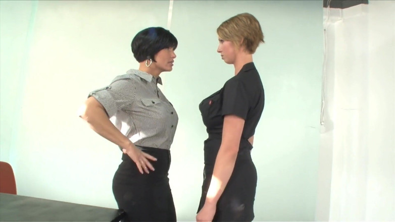 Girl on Girl: Chicas tetonas calientes se chupan los jugos en una sala...