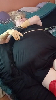 Une BBW se masturbe pour vous avec ses gants dorés !