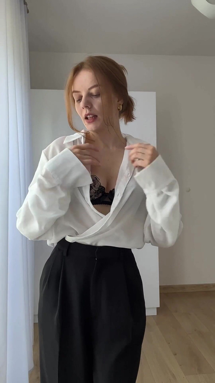 LadyInBad: Une secrétaire MILF sexy danse un strip-tease lent, montrant sa...