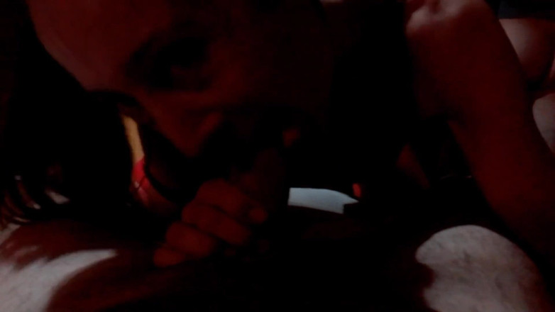 Marian sofar: Dia mengisapnya seperti gila dengan kontol lain di pantatnya