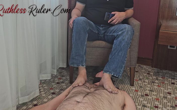 Ruthless ruler - maledom: Piedi mattutini e sputo troia maschio
