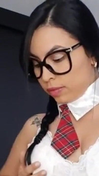 Solo latina en uniforme caliente