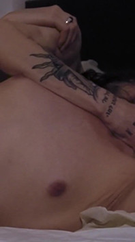 Sex anal - futai romantic cu o fată transsexuală care primește totul în ea