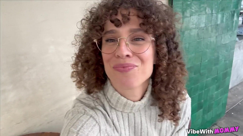 VibeWithMommy: Eu fodo um fã na cafeteria então