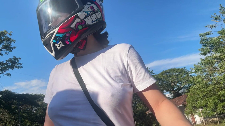 Sweetfantasy131: Sütyensiz bir didi müşterimi aldım ve büyük göğüslerimi fark etti