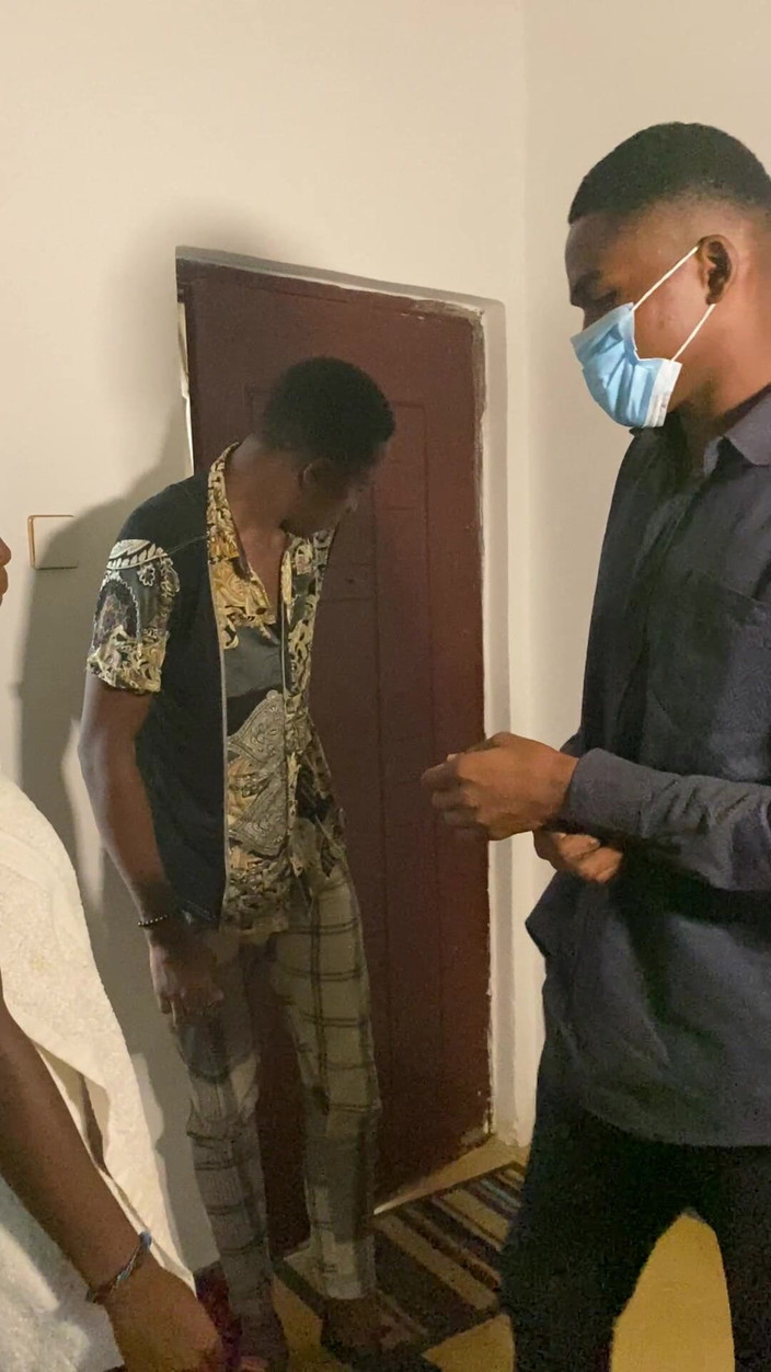 Funfor10k straight videos only: Flaco tio comiendo su coño desesperadamente