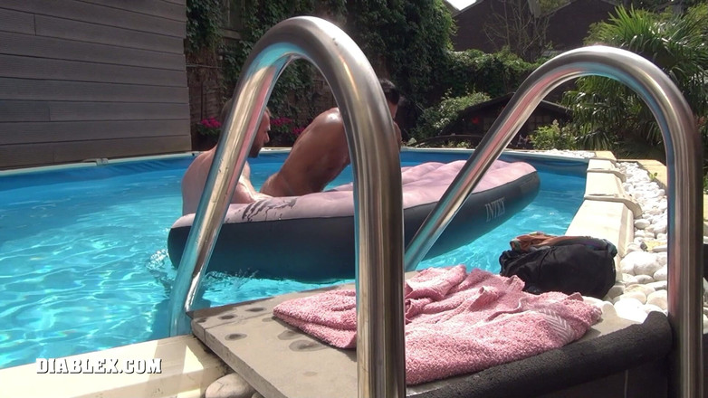 Diablex: Guillaume Wayne E a Piscina Do Jardim