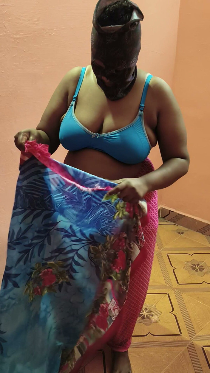 Jessika: Chubby Stepmom Hot Saree Changing