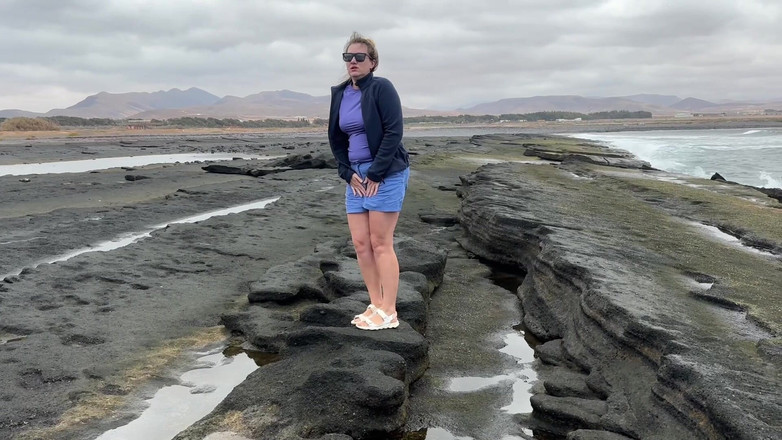 Emma Voyeur: Vnadná Dívka Se Zoufale Snaží Čůrat Na Veřejnosti