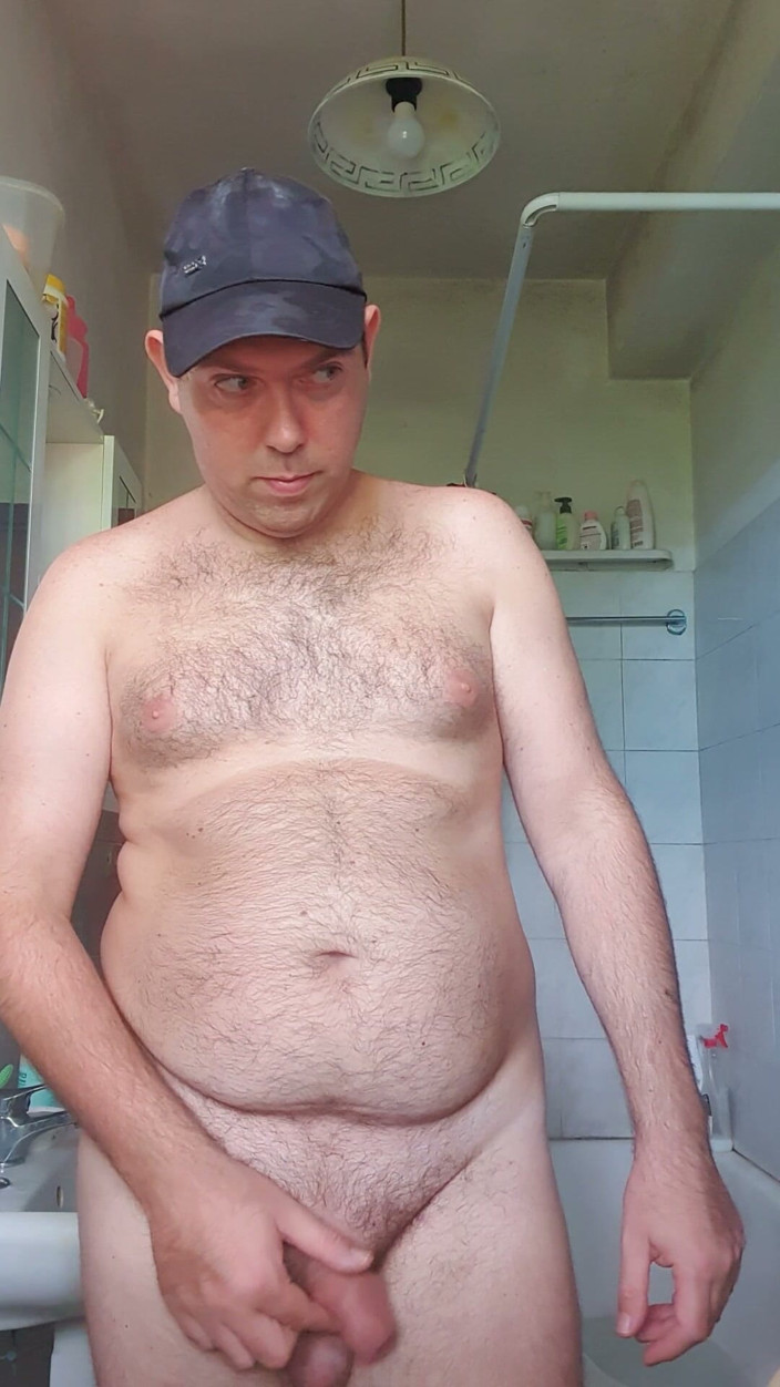 Mirko2589: Nue dans la salle de bain avec un chapeau