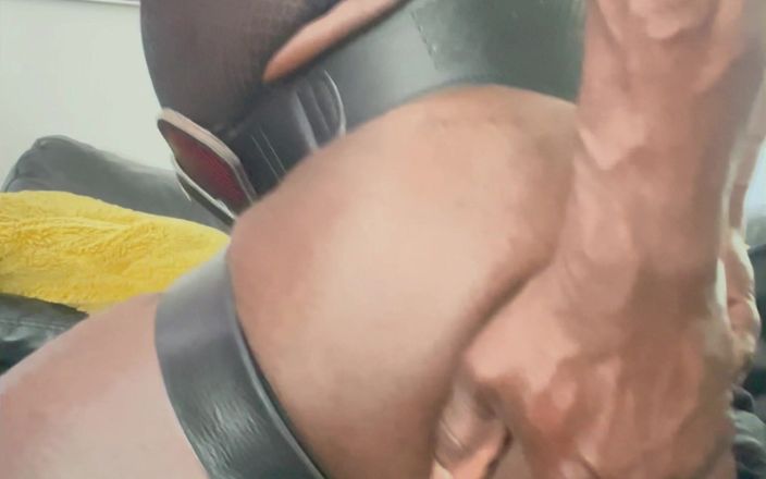 Black mature kinky muscle: Blackmusclebuttslut jucându-se cu țâțele și sesiune de spermă