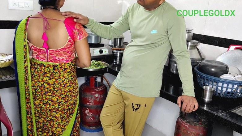 Sexy Komal: She Came to Tell Her Mother-in-law About Kitchen Problems