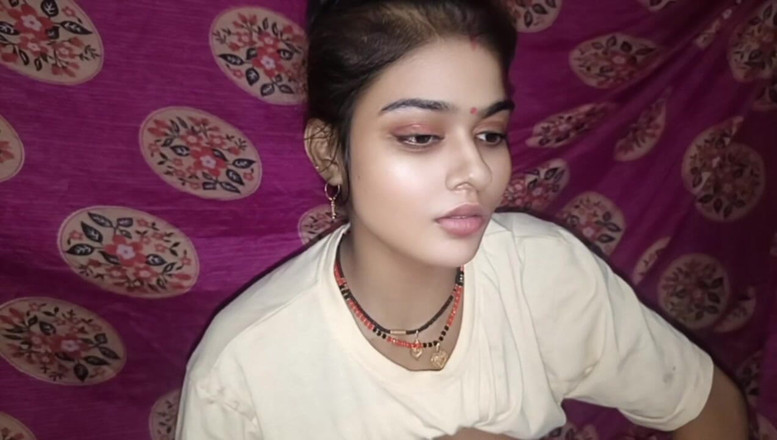 RAKP355: Hintli kadın göğüslerini gösteriyor