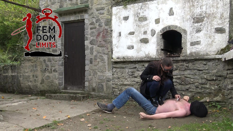 femdomlimits: Otroka Tvrdě Šlapali Gumovými Botami