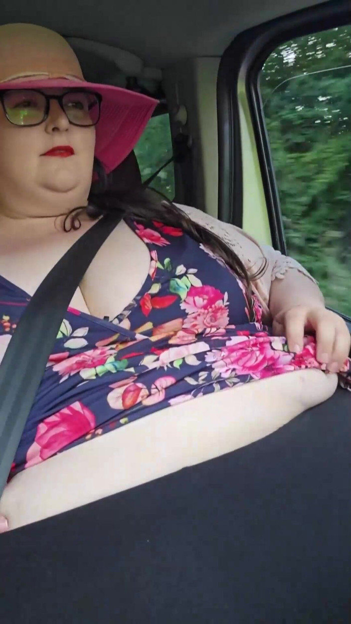 SSBBWLadyBrads: Femeie super-mare și frumoasă în joc cu burta în mașină