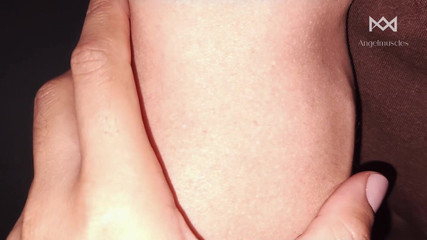 Angelmuscles: POV: Dia menyerah kepada lengan saya yang berurat