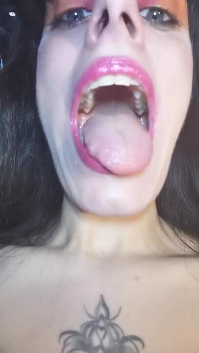 Beth Kinky: Vieni a scoparmi la gola per favore