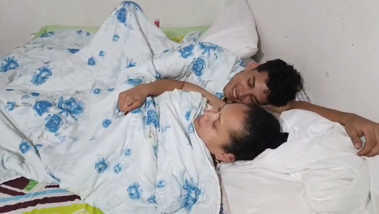 Milfcaliente69: Ik deel een bed met mijn stiefzoon, we konden het...